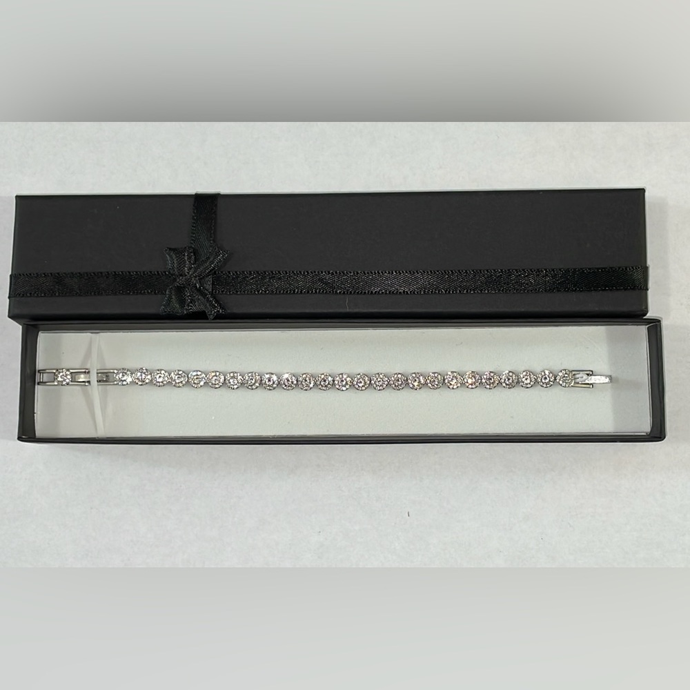 Quiet Luxury Tennis bracelet with extension - Picture 6 of 7